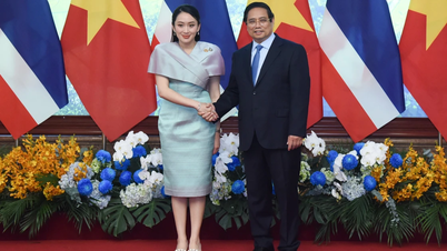 [Foto] Die Premierminister von Vietnam und Thailand besuchen die Ausstellung traditioneller Handwerksprodukte