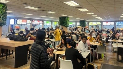 عند تناول حساء المعكرونة باللحم البقري في مطار تايلاند، يتفاجأ السائحون الفيتناميون لأن سعره أرخص بأربع مرات من سعره في مطار نوي باي.
