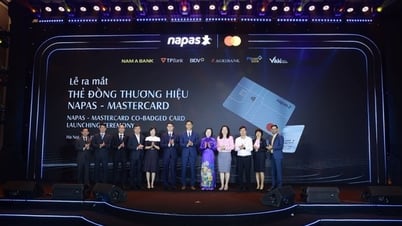 NAPAS, Mastercard 및 베트남 6개 은행의 첫 공동 브랜드 카드 공식 출시