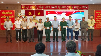 Giving gifts to people of Ben Nghe ward on the occasion of the 50th anniversary of National Reunification Day (April 30, 1975 - April 30, 2025)