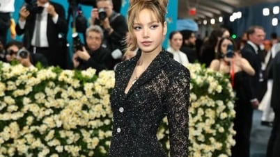 جوارب ليزا في حفل Met Gala تكلف 13 مليون دونج وما زالت "مباعة"