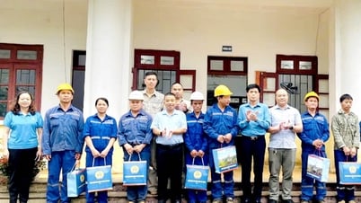 Liên đoàn Lao động tỉnh thăm, tặng quà công nhân nhân dịp Tháng Công nhân năm 2025