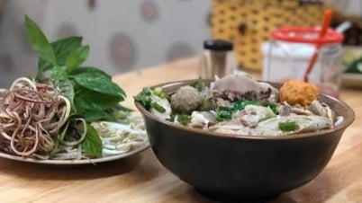 Hanoi: After finishing the noodle soup, a customer found a strange object, upset because of the staff's attitude.