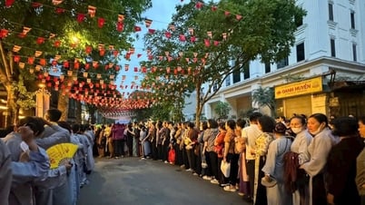 La pagoda Quan Su abre toda la noche para que la gente adore las reliquias de Buda.