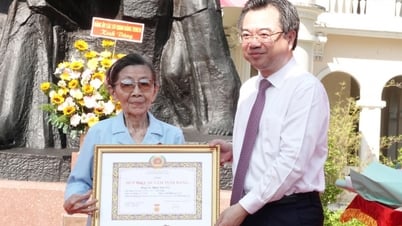 គណៈកម្មាធិការបក្សនៃទីភ្នាក់ ងារបក្សទីក្រុងហូជីមិញ ប្រគល់ផ្លាកសញ្ញាបក្ស ដោយគោរពការរួមចំណែកឥតឈប់ឈរ