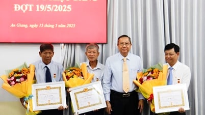 Ban Thường vụ Đảng ủy Các cơ quan Đảng tỉnh An Giang trao Huy hiệu Đảng đợt 19/5