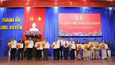 Thành ủy Long Xuyên trao Huy hiệu Đảng đợt 19/5