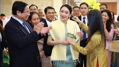 Thủ tướng Phạm Minh Chính và Thủ tướng Thái Lan thưởng lãm các sản phẩm thủ công Việt Nam