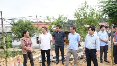 Lãnh đạo UBND tỉnh kiểm tra tình hình thực hiện chương trình xóa nhà tạm, nhà dột nát tại huyện Văn Lãng - Báo và Đài Phát thanh Truyền hình Lạng Sơn