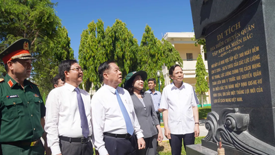 Head of the Central Propaganda Department offers flowers at Quy Nhon Port National Monument