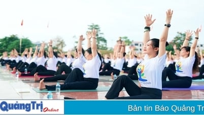 ผู้คนเกือบ 1,000 คนแสดงเพื่อตอบสนองต่อวันโยคะสากล 2025