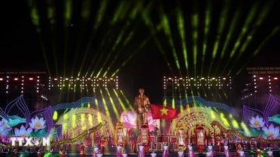 토람 사무총장은 센 빌리지 축제 개막식과 호치민 주석의 고향 방문 동상 제막식에 참석했습니다.