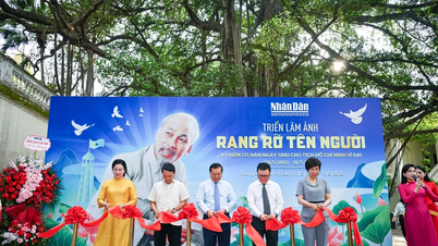 [Ảnh] Chiêm ngưỡng triển lãm ảnh “Rạng rỡ tên Người” và ra mắt số báo Nhân Dân Cuối tuần đặc biệt