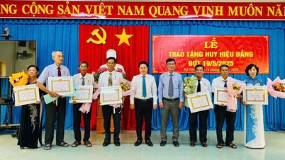 ទ្រី តុន បាន​ប្រគល់​ផ្លាក​សញ្ញា​គណបក្ស​នៅ​ថ្ងៃ​ទី ១៩ ខែ​ឧសភា