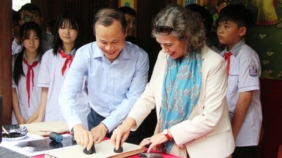 Permanent Vice Chairman of the Provincial People's Committee Mai Son received a delegation of international visitors to learn about Vinh Nghiem Pagoda