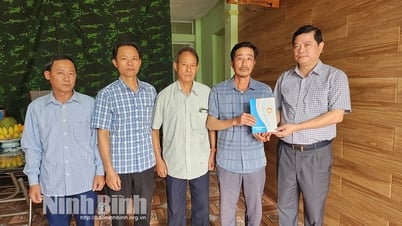 គណៈកម្មាធិការរណសិរ្សមាតុភូមិវៀតណាមនៃខេត្តបានចុះសួរសុខទុក្ខនិងលើកទឹកចិត្តគ្រួសារដែលមានសាច់ញាតិដែលជាប់ពាក់ព័ន្ធក្នុងគ្រោះថ្នាក់ចរាចរណ៍។