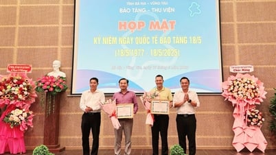 Tặng 34 hiện vật đến Bảo tàng - Thư viện tỉnh