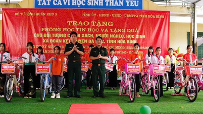 Trao tặng phòng học máy vi tính và quà cho đối tượng chính sách, hộ nghèo, học sinh vùng đặc biệt khó khăn