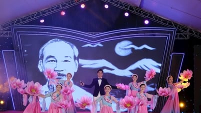 Chương trình nghệ thuật “Lời Bác sáng mãi muôn đời”