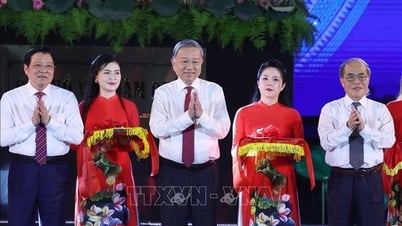Le secrétaire général To Lam assiste à la cérémonie d'ouverture du festival du village de Sen