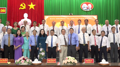 តាន់ ចូវ បានប្រគល់ផ្លាកសញ្ញាបក្សនៅថ្ងៃទី ១៩ ឧសភា