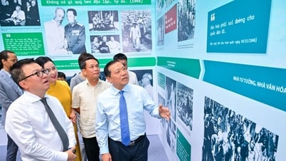 Explorez le Musée virtuel du président Ho Chi Minh à l'exposition photo « Son nom brille de mille feux »