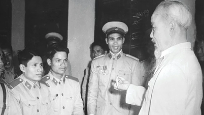 លោកពូជាមួយសន្តិសុខសាធារណៈប្រជាជនវៀតណាម