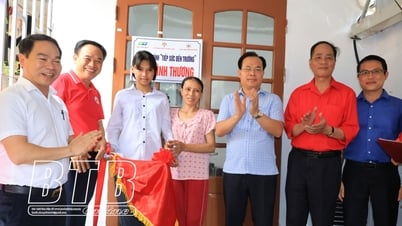 Inauguration of the charity house "Support to go to school" for poor students in Vu Dong commune