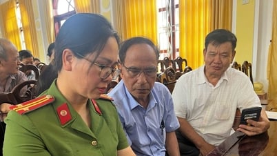 Công an Hải Dương tích cực hướng dẫn người dân góp ý sửa đổi Hiến pháp qua VNeID