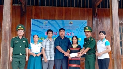 Bàn giao “Mái ấm tình thương” cho 2 hộ dân biên giới Nam Giang