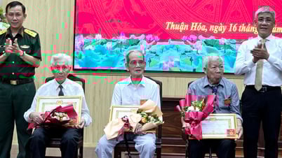 ប្រគល់​ស្លាក​សញ្ញា​គណបក្ស​ដល់​សមាជិក​បក្ស​ចំនួន ១៨៥​នាក់។