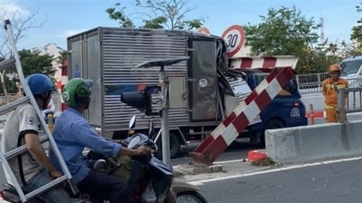 Xe tải “ngông nghênh” tông sập thanh chắn giới hạn chiều cao hầm chui cầu Phạm Văn Chí