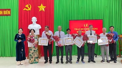 នាថ្ងៃទី ១៩ ឧសភា គណៈកម្មាធិការបក្សទីក្រុង Tinh Bien បានប្រគល់ផ្លាកសញ្ញាបក្ស