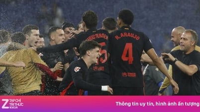 Ханси Флик мешает игрокам «Барсы» праздновать
