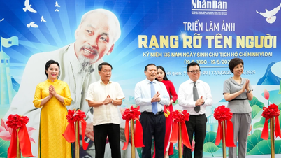 [Ảnh] Đông đảo người dân và du khách đến với Triển lãm ảnh "Rạng rỡ tên Người''