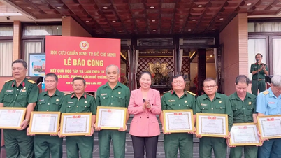 Hội Cựu chiến binh TPHCM báo công, dâng hoa Chủ tịch Hồ Chí Minh