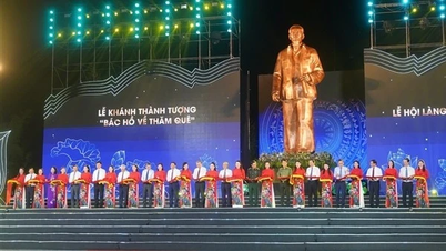 เปิดงานประเพณีหมู่บ้านดอกบัว และเปิดอนุสาวรีย์ “ลุงโฮเยี่ยมบ้านเกิด”
