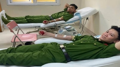 Trois policiers travaillent ensemble pour aider un patient gravement malade