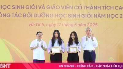 มอบเงินรางวัลเกือบ 350 ล้านดองให้กับนักเรียนและครูที่มีผลงานดีเด่น