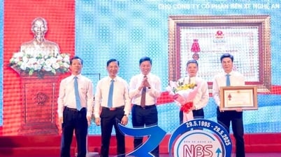La société par actions de la gare routière de Nghe An célèbre son 30e anniversaire