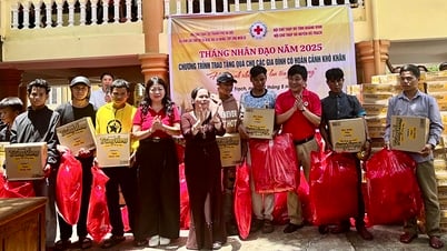 Trao tặng 800 suất quà cho gia đình chính sách tại xã Tân Trạch và Thượng Trạch