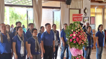 Offrande de fleurs à la mémoire du président Ho Chi Minh au Musée Ho Chi Minh - Branche de la province de Binh Thuan