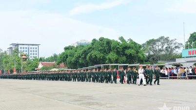 Une délégation de la région militaire 7 visite le mausolée du président Ho Chi Minh