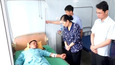 Le secrétaire provincial du Parti, Giang Pao My, a rendu visite aux victimes des glissements de terrain du projet hydroélectrique Ta Pao Ho 1A et les a encouragées.