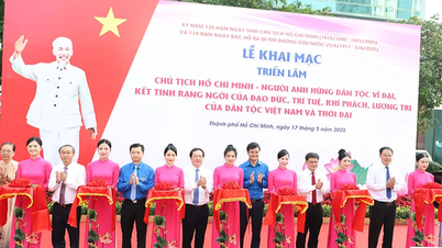Vernissage de l'exposition célébrant le 135e anniversaire de la naissance du président Ho Chi Minh