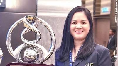 VFF-Leiter Nguyen Thanh Ha überwacht das Spiel zwischen ASEAN All-Stars und MU