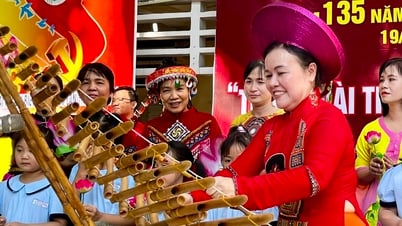 វិចិត្រករបង្រៀនសិល្បៈសិស្សចាប់អារម្មណ៍