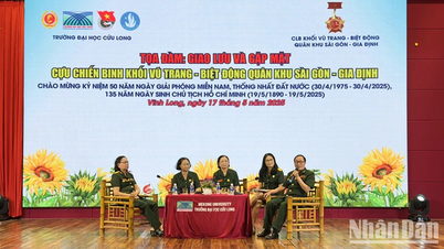 Veteranos de las Fuerzas Armadas Especiales de la Región Militar de Saigón-Gia Dinh intercambian con estudiantes de la Universidad Cuu Long.