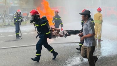 Práctica de extinción de incendios y rescate en el mercado de Tay Loc