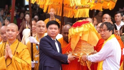 数千人の人々と仏教徒がタムチュク寺で釈迦牟尼仏の遺骨を運ぶ